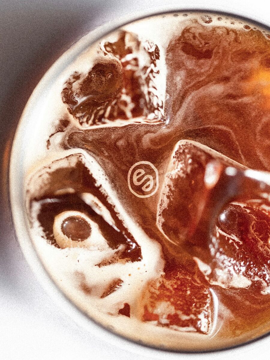 Un café glacé vu du dessus, glaçons marqués du symbole Earlie.