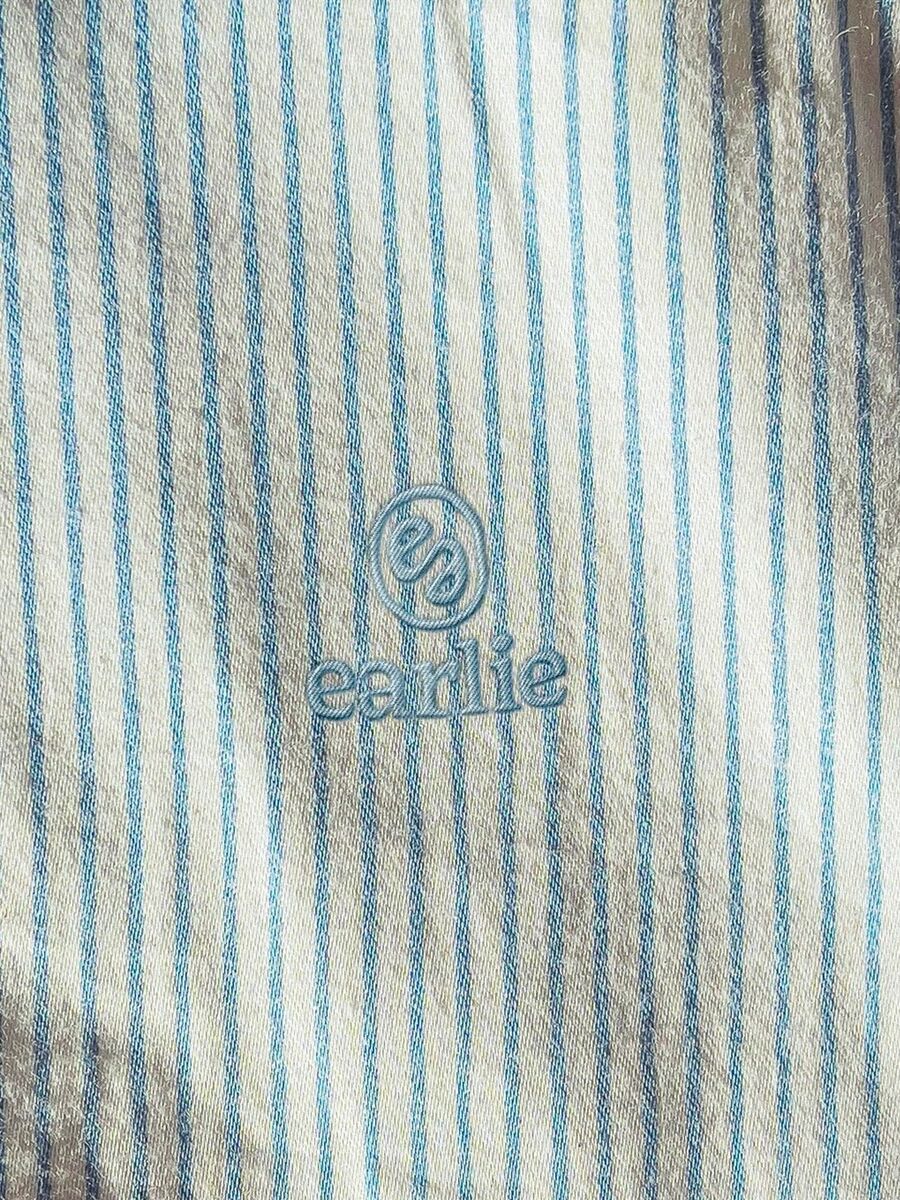 Un textile rayé bleu et blanc brodé du logo Earlie.