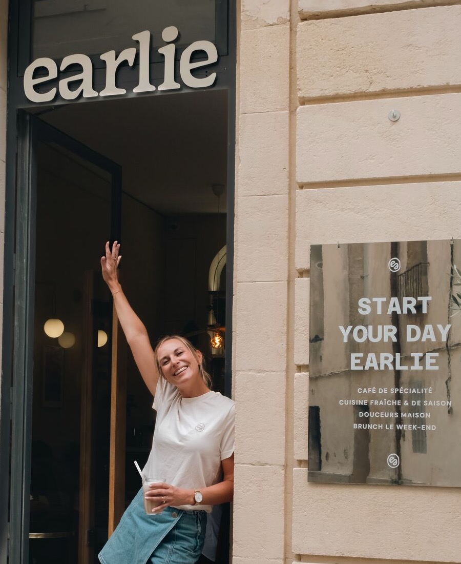 La façade d'Earlie en pierre claire, son enseigne et la plaque « Start your day Earlie ».